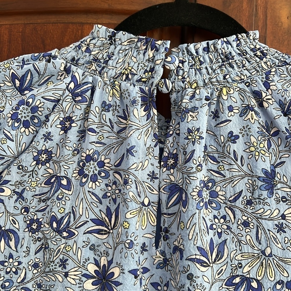 LOFT Floral Blue petite bubble sleeve floral blouse- size MP - Picture 7 of 8